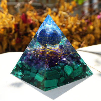 Olivenorma Lapislazuli-Kugel mit Amethyst- und Malachit-Pyramide 