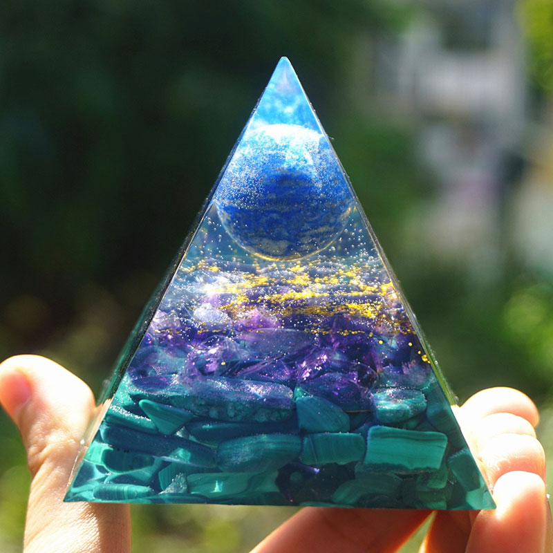 Olivenorma Lapislazuli-Kugel mit Amethyst- und Malachit-Pyramide 