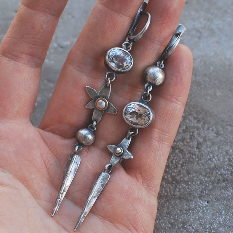 Olivenorma – Geometrische, lange, sternförmige Ohrringe mit Strasssteinen - image 1