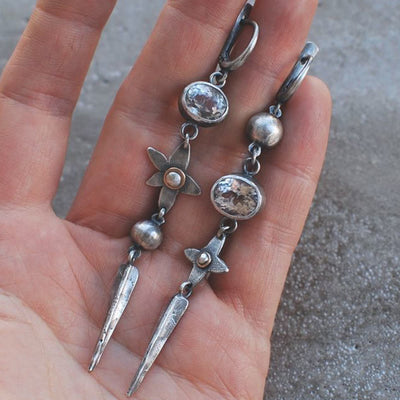 Olivenorma – Geometrische, lange, sternförmige Ohrringe mit Strasssteinen - image 1