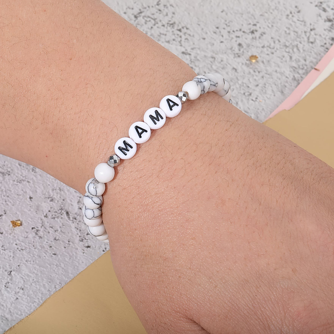 Olivenorma Perlenarmband mit Buchstabenmuster „Mama“ in Weiß und Türkis 