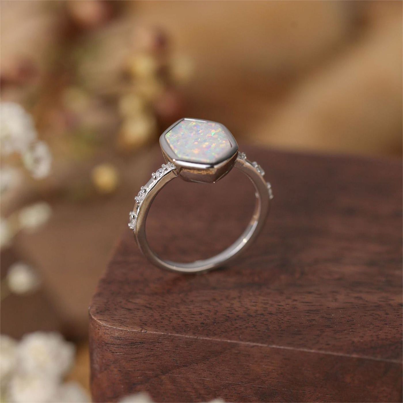 Olivenorma Hexagon Opal Raue Zirkonring