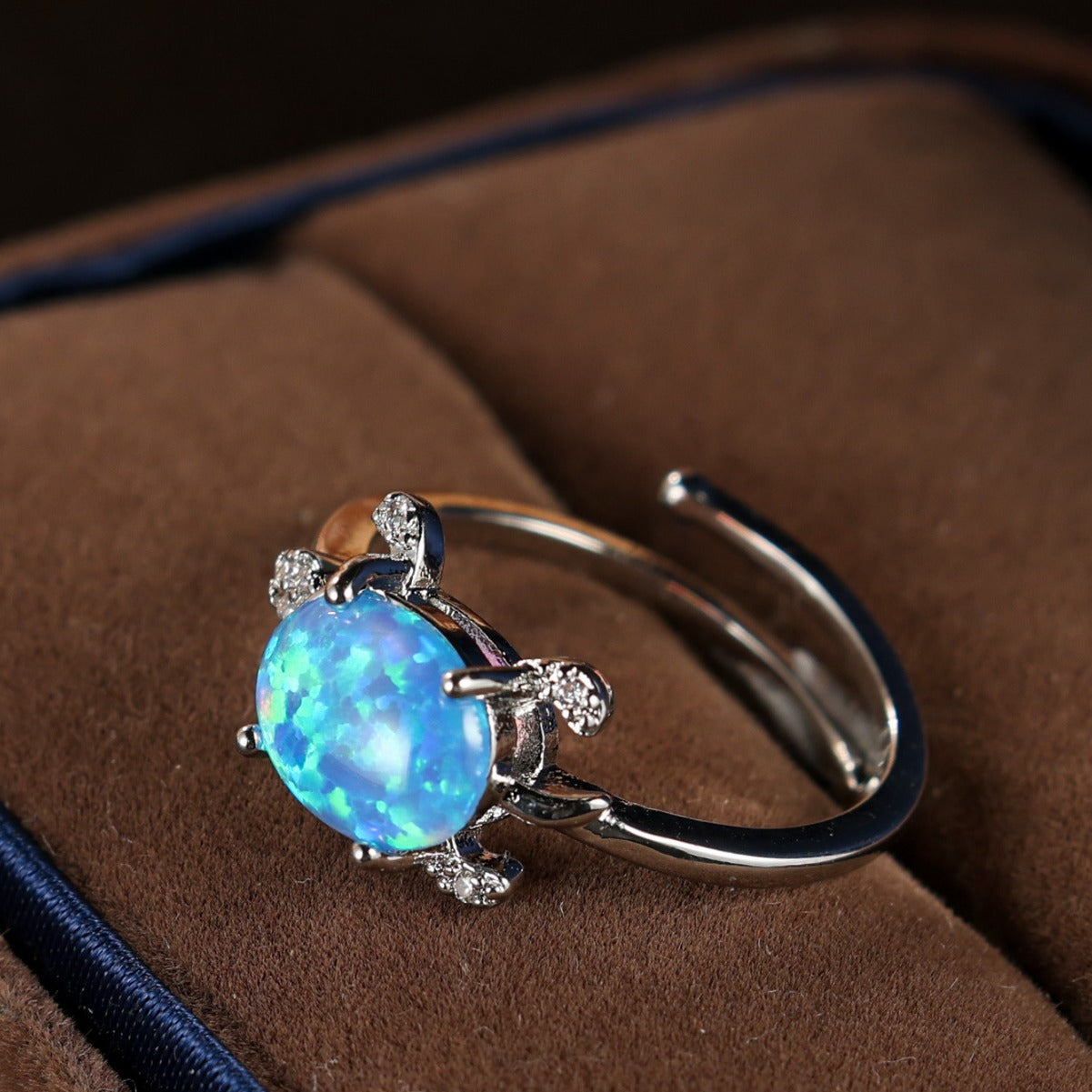 Olivenorma Süßer Meeresschildkröte Ring mit blauem Opal 