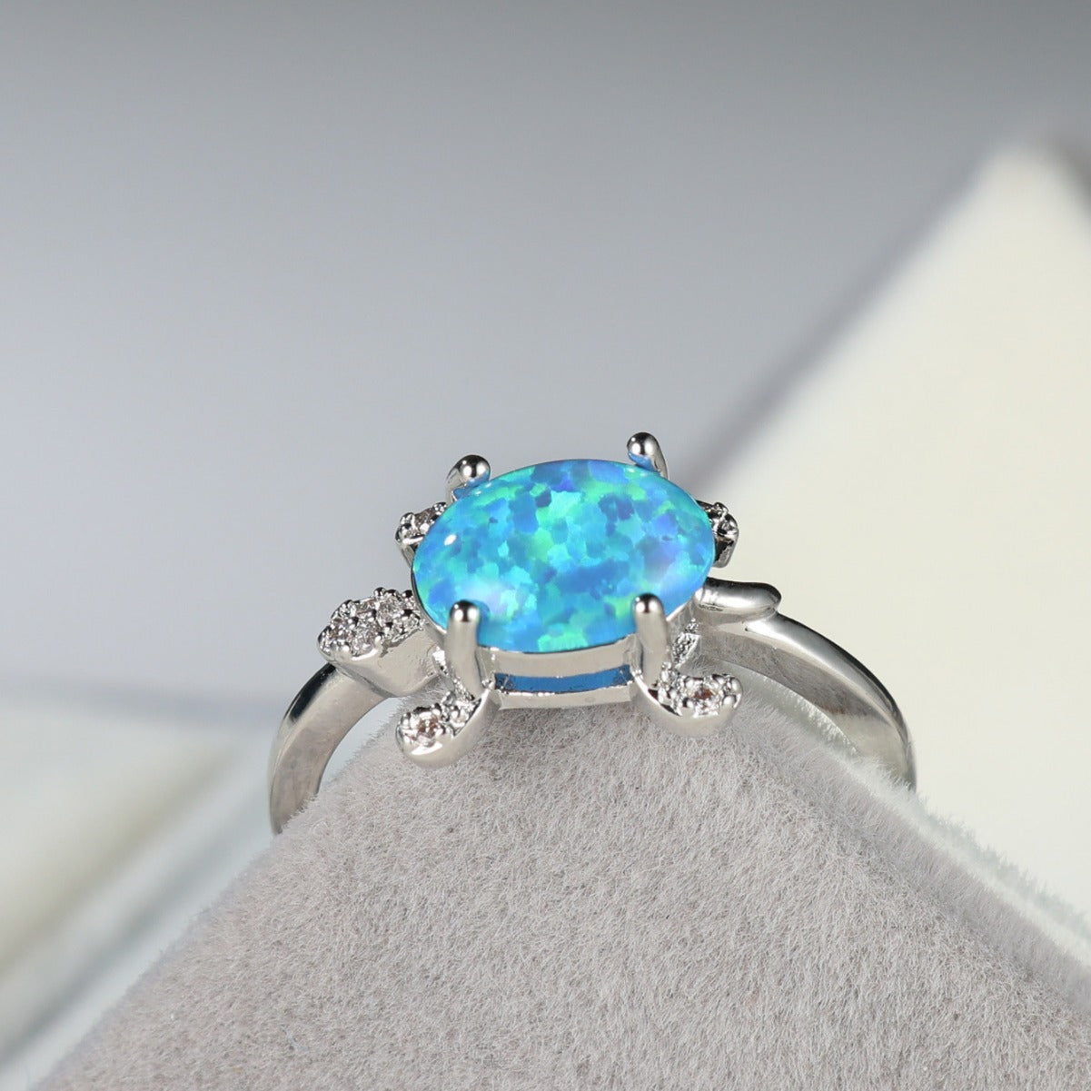 Olivenorma Süßer Meeresschildkröte Ring mit blauem Opal 