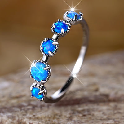 Olivenorma Fünf Einfaches Design Ring aus Blauem und Weißem Opal 