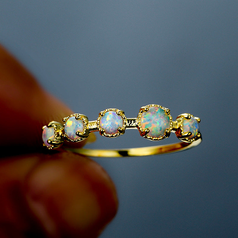 Olivenorma Fünf Einfaches Design Ring aus Blauem und Weißem Opal 