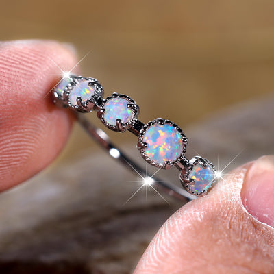 Olivenorma Fünf Einfaches Design Ring aus Blauem und Weißem Opal 