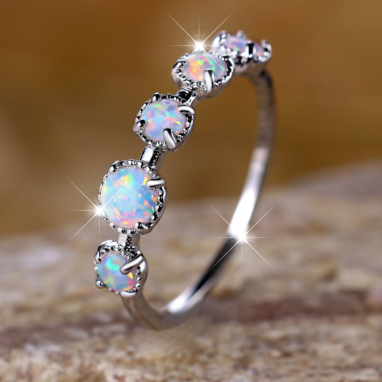 Olivenorma Fünf Einfaches Design Ring aus Blauem und Weißem Opal 