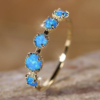 Olivenorma Fünf Einfaches Design Ring aus Blauem und Weißem Opal 