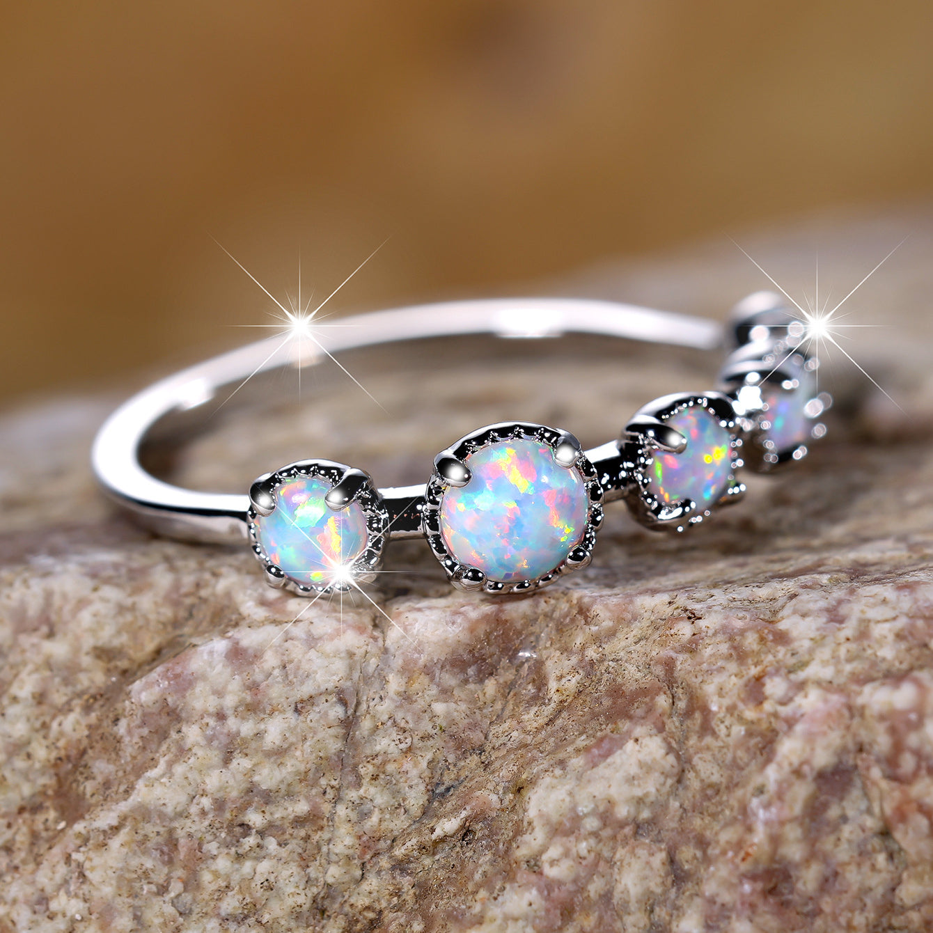 Olivenorma Fünf Einfaches Design Ring aus Blauem und Weißem Opal 