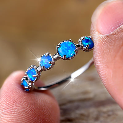 Olivenorma Fünf Einfaches Design Ring aus Blauem und Weißem Opal 