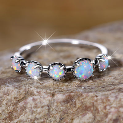 Olivenorma Fünf Einfaches Design Ring aus Blauem und Weißem Opal 