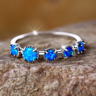 Olivenorma Fünf Einfaches Design Ring aus Blauem und Weißem Opal 