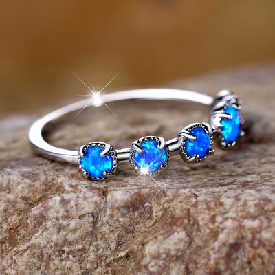 Olivenorma Fünf Einfaches Design Ring aus Blauem und Weißem Opal 