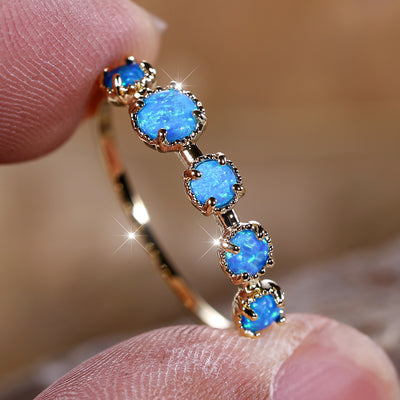 Olivenorma Fünf Einfaches Design Ring aus Blauem und Weißem Opal 