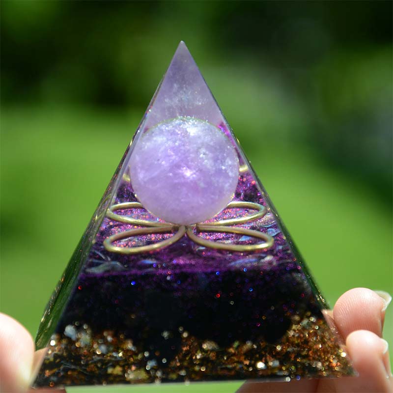 Amethyst-Kugel mit Obsidian-Orgon-Pyramide 