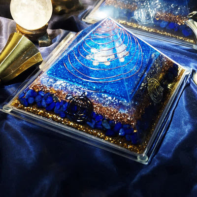 Olivenorma „Sternenmeer“ Orgon-Pyramide aus klarem Kristall mit Lapislazuli