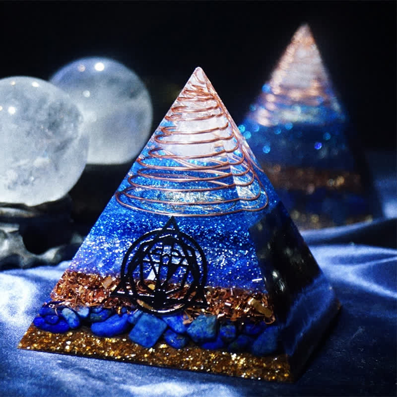 Olivenorma „Sternenmeer“ Orgon-Pyramide aus klarem Kristall mit Lapislazuli