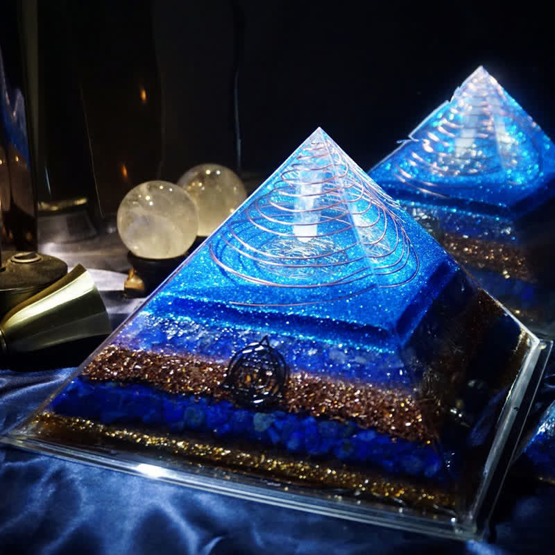 Olivenorma „Sternenmeer“ Orgon-Pyramide aus klarem Kristall mit Lapislazuli