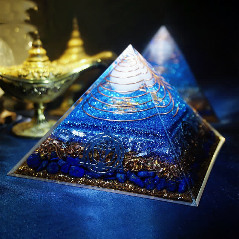 Olivenorma „Sternenmeer“ Orgon-Pyramide aus klarem Kristall mit Lapislazuli