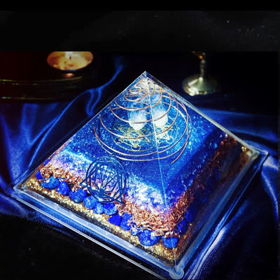 Olivenorma „Sternenmeer“ Orgon-Pyramide aus klarem Kristall mit Lapislazuli