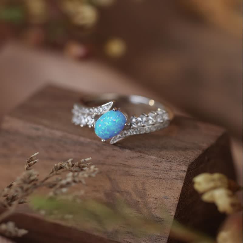 Olivenorma Ring mit Flügeln und natürlichem blauem Opal 