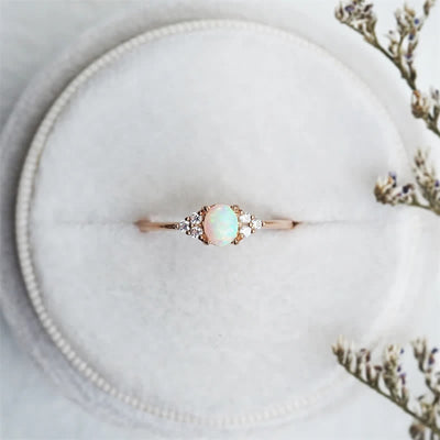 Olivenorma Einfacher Ovaler Opal Weißer Zirkon Ring