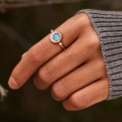 Olivenorma Ring mit natürlichem Opal und weißem Zirkon, Mond und Planet