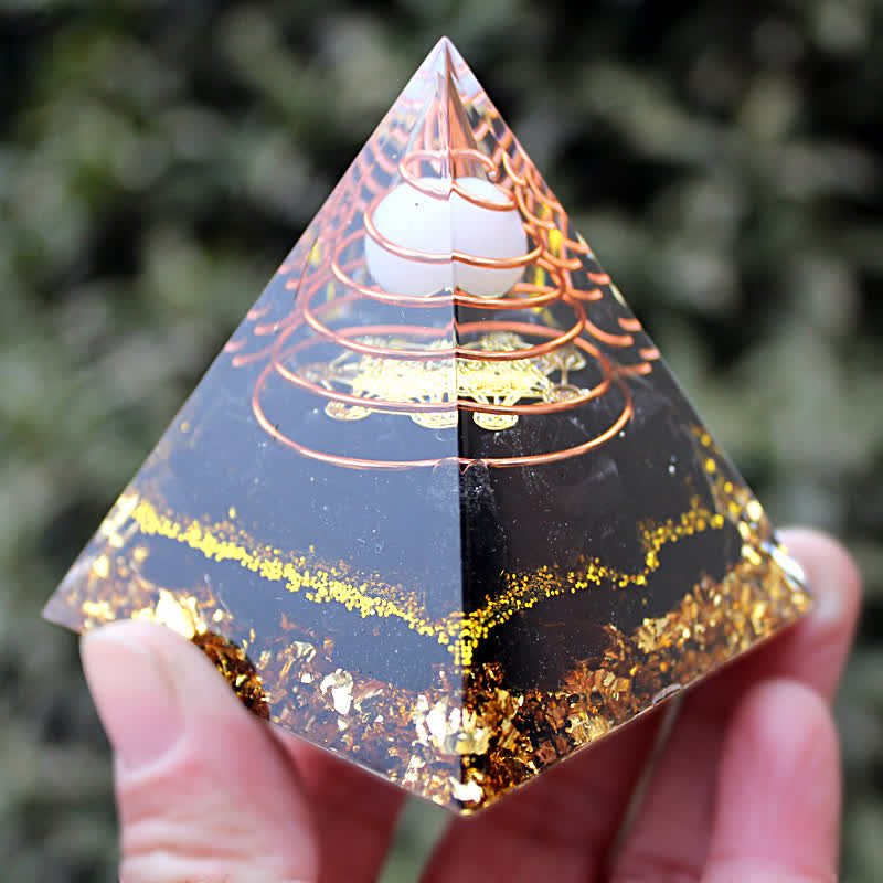 Olivenorma Orgon-Pyramide aus weißem Jade-Obsidian, 6 cm