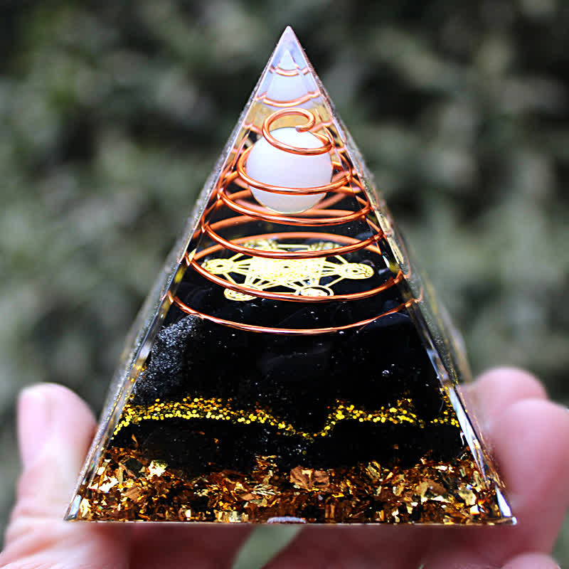 Olivenorma Orgon-Pyramide aus weißem Jade-Obsidian, 6 cm