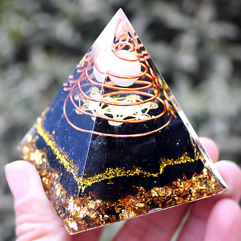 Olivenorma Orgon-Pyramide aus weißem Jade-Obsidian, 6 cm