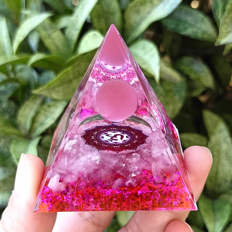 Olivenorma 5 m Orgon-Pyramide aus rosa Katzenaugenstein