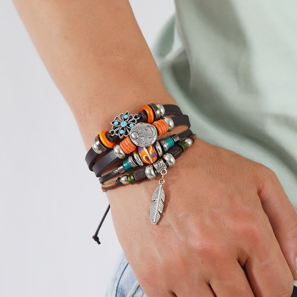 Olivenorma Verstellbares Lederarmband mit Federanhängern im Bohemian-Stil