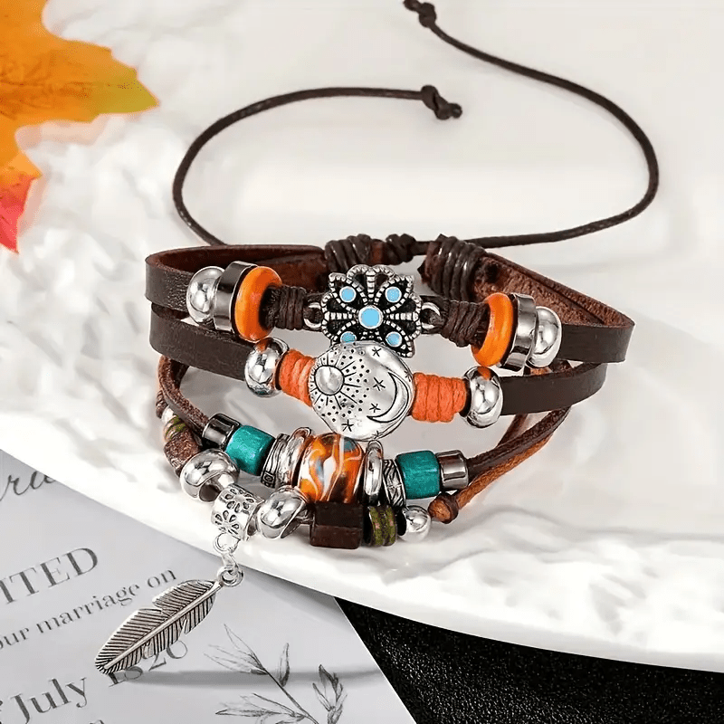 Olivenorma Verstellbares Lederarmband mit Federanhängern im Bohemian-Stil