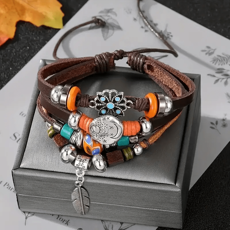 Olivenorma Verstellbares Lederarmband mit Federanhängern im Bohemian-Stil