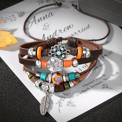 Olivenorma Verstellbares Lederarmband mit Federanhängern im Bohemian-Stil