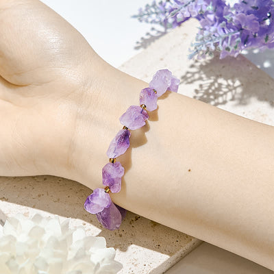 Olivenorma Armband aus natürlichen, unregelmäßigen Amethystperlen