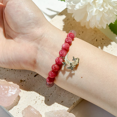 Olivenorma Armband mit Mondanhänger aus natürlichen rosa Kristallperlen