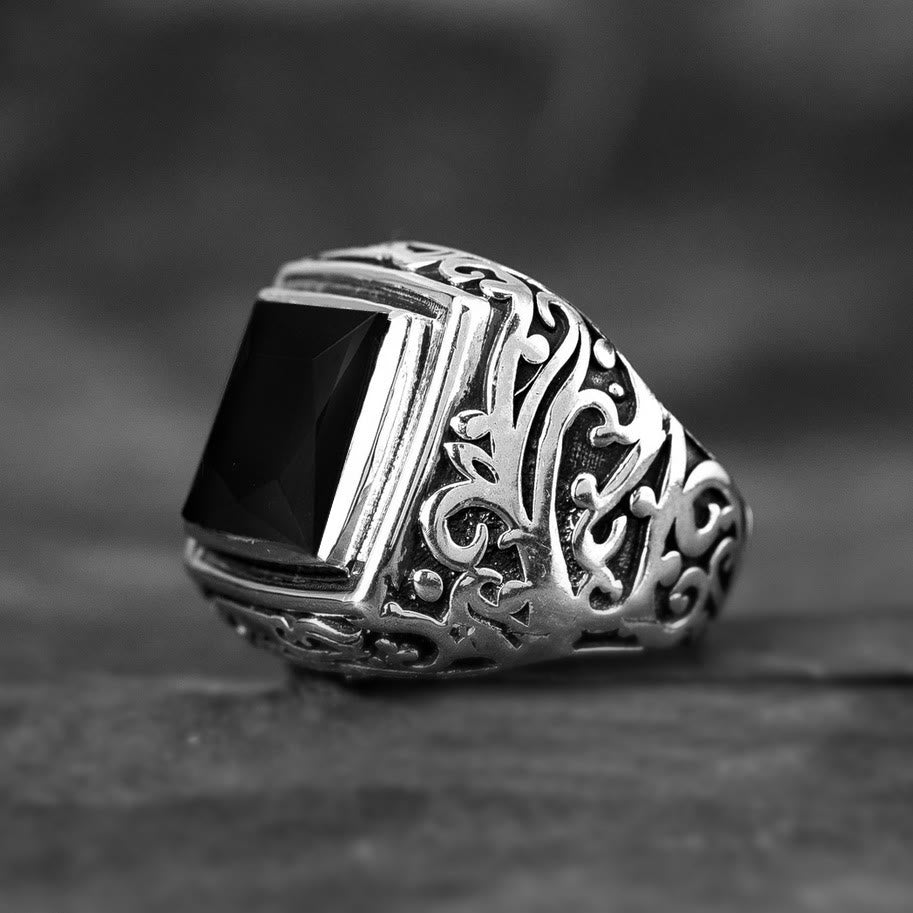 Olivenorma Ring mit facettiertem schwarzem Onyx und graviertem Lebensbaum