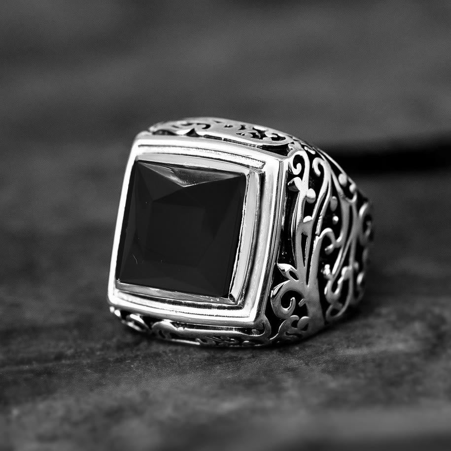 Olivenorma Ring mit facettiertem schwarzem Onyx und graviertem Lebensbaum