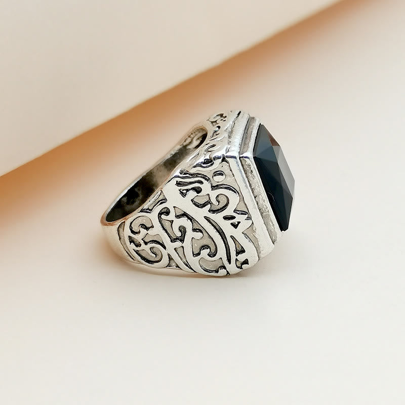 Olivenorma Ring mit facettiertem schwarzem Onyx und graviertem Lebensbaum