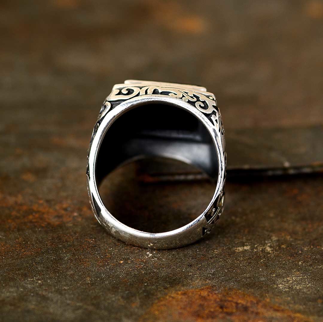 Olivenorma Ring mit facettiertem schwarzem Onyx und graviertem Lebensbaum