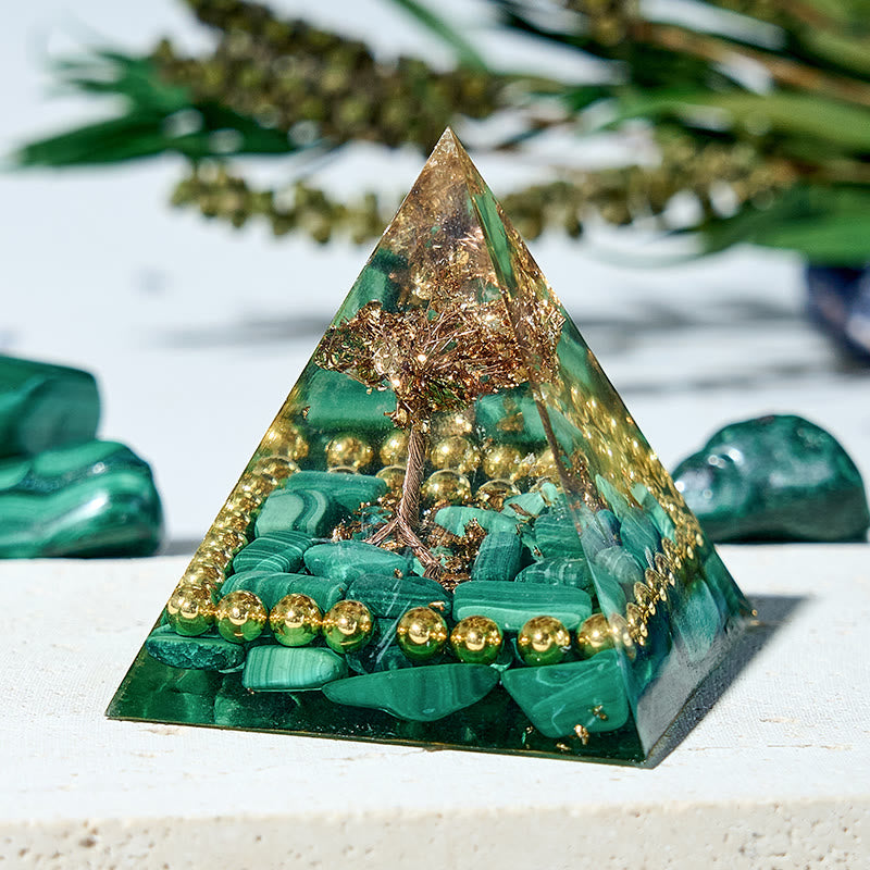 Olivenorma Orgon-Pyramide mit natürlichem Malachit zur Chakra-Balance und Heilung