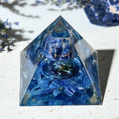 Olivenorma Orgon-Pyramide aus echtem Sodalith und Kyanit mit blauer Erde