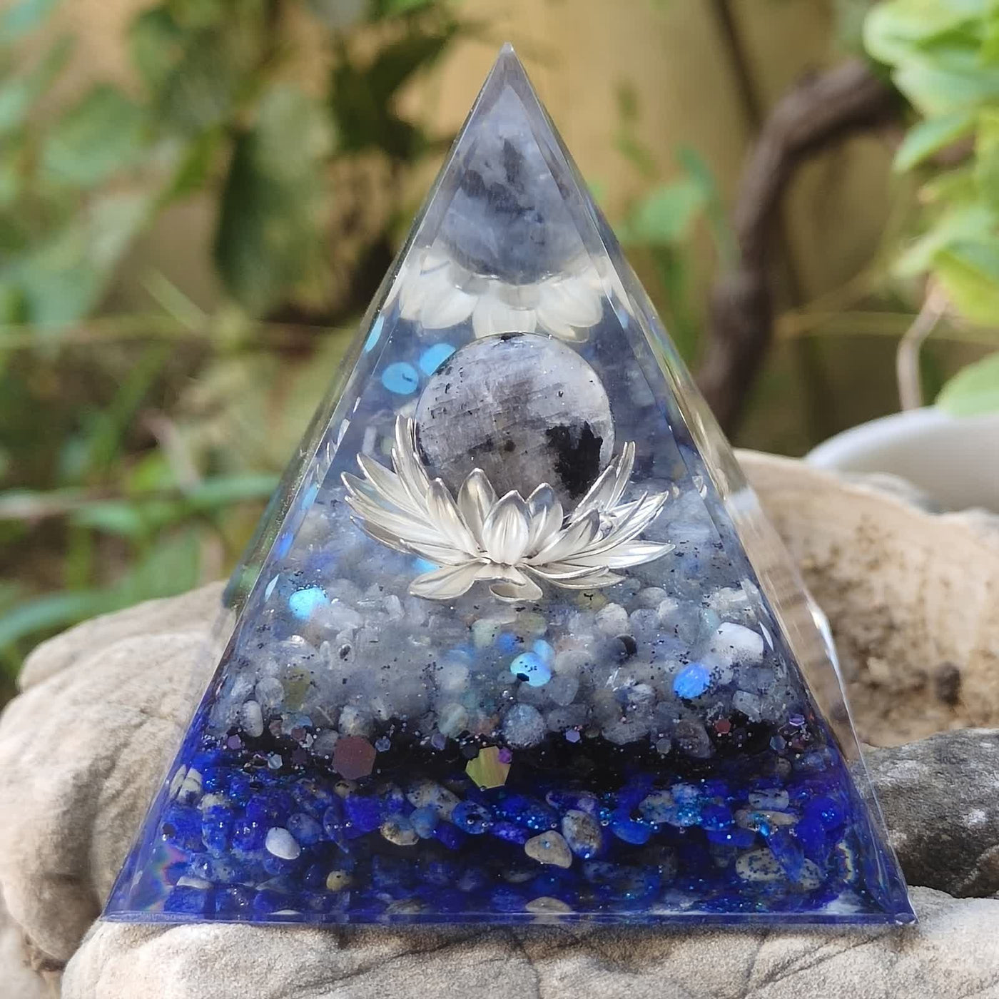 Olivenorma Mondstein Lapislazuli Lotus Sockel Orgon-Pyramide