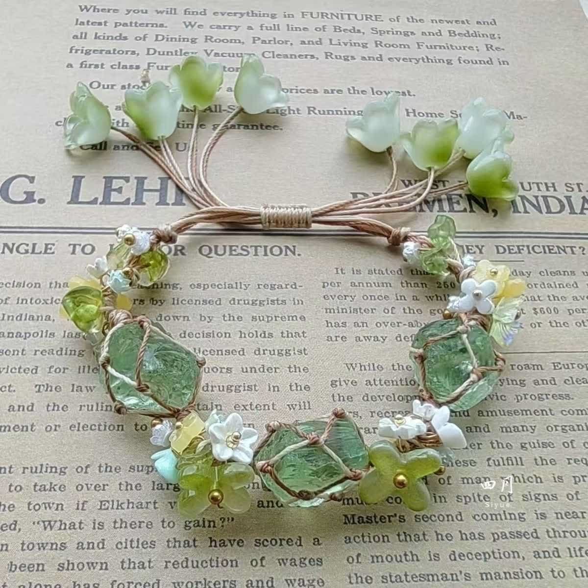 Olivenorma Geflochtenes Blumenarmband mit grünem Fluorit und Peridot-Kristall