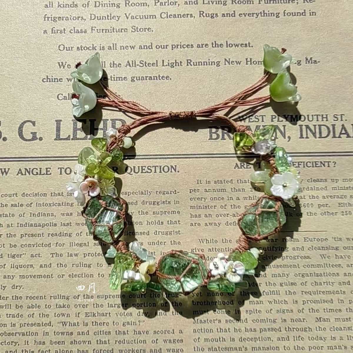 Olivenorma Geflochtenes Blumenarmband mit grünem Fluorit und Peridot-Kristall