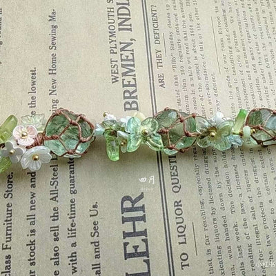 Olivenorma Geflochtenes Blumenarmband mit grünem Fluorit und Peridot-Kristall