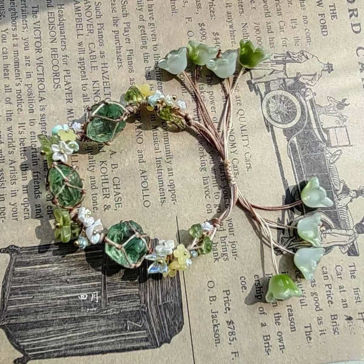 Olivenorma Geflochtenes Blumenarmband mit grünem Fluorit und Peridot-Kristall