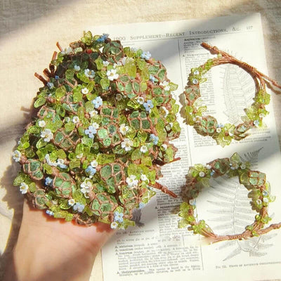 Olivenorma Geflochtenes Blumenarmband mit grünem Fluorit und Peridot-Stein